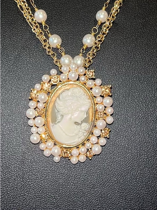 Miriam Haskell for Danbury Mint Jewelry - Miriam Haskell designed for Danbury Mint cameo gold tone faux pearl necklace